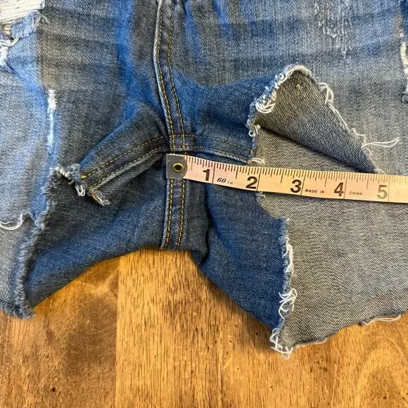 Judy Blue Denim Shorts Midi Distressed Raw Hem Los Angeles Women’s Size 28 - Picture 6 of 9